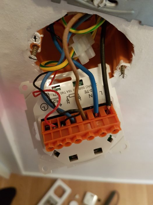 Elektrisk termostatanslutning med mätta spänningar indikerar potentiell värmekabelfel.