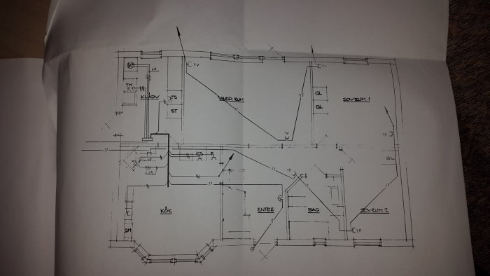 Ritning av övre plan i en bostad med beteckningar för rum och fiberinstallation.