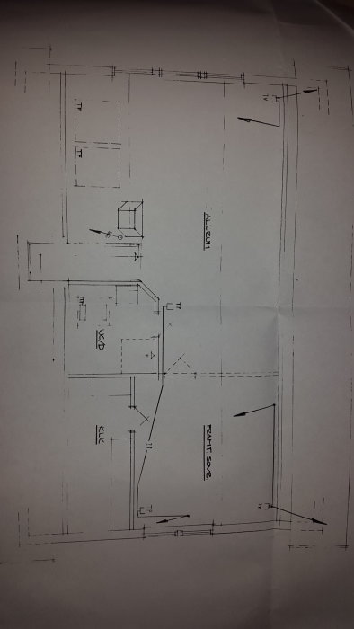 Ritning över övre plan i en bostad med anteckningar för installation av fiber och TP-kabeldragning.