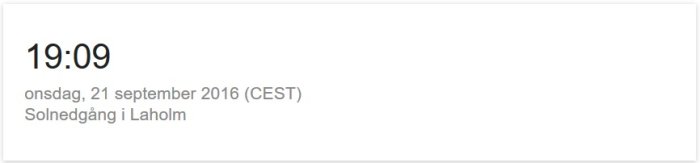 Digital klockdisplay som visar kl. 19:09, datum onsdag 21 september 2016, texten "Solnedgång i Laholm".