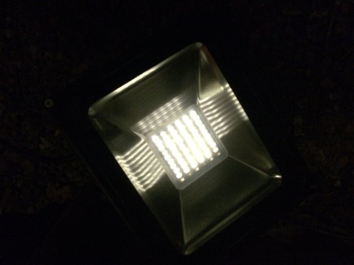LED-lampa som lyser svagt trots att den är avstängd, placerad i en mörk miljö.