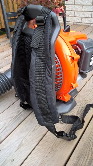 Ny VidaXL ryggburet lövblås placerat på träaltan med synliga remmar och orange motorhölje.