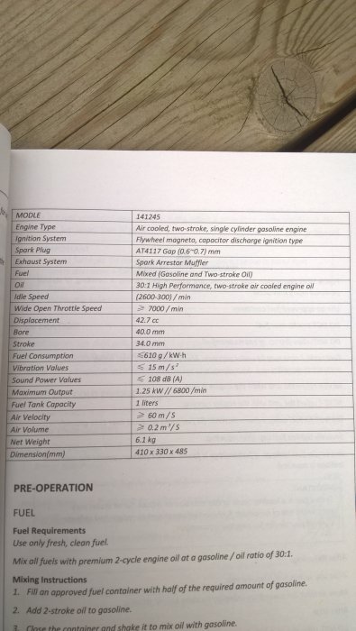 Tekniska specifikationer ur en manual för VidaXL-maskinen, med bland annat information om bränsleblandning och motortyp.