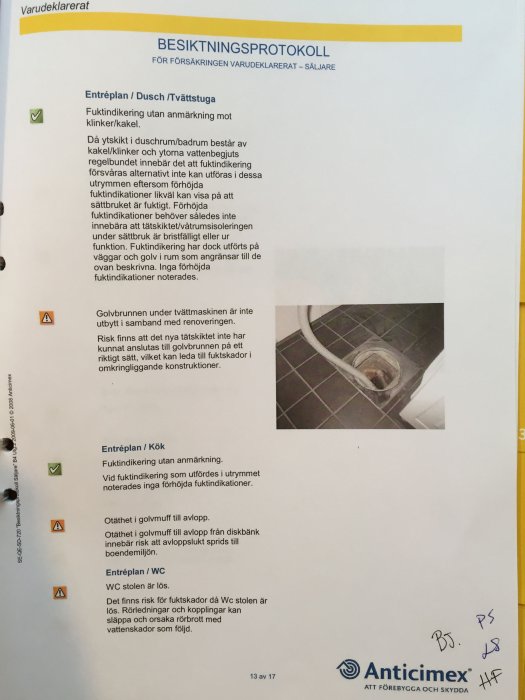 Sida från ett besiktningsprotokoll med anteckningar om fuktindikering i en dusch och tvättstuga.