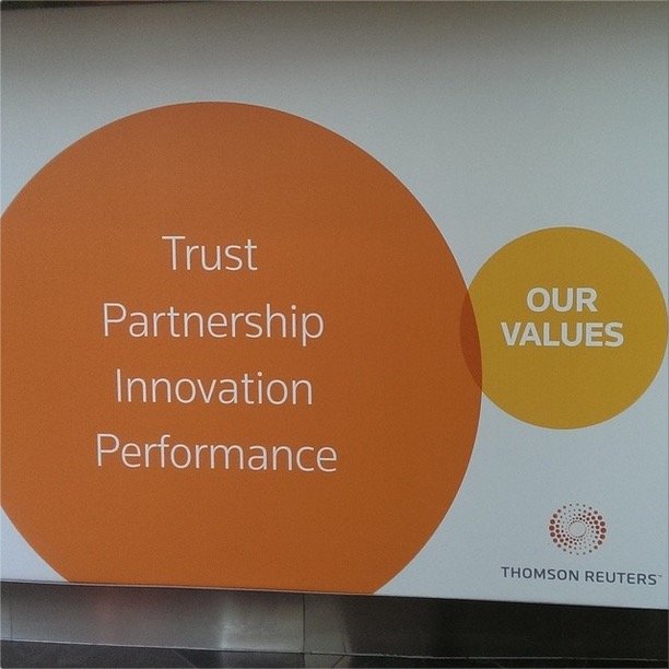 Felaktigt använda diagram med värderingar "Trust, Partnership, Innovation, Performance" av Thomson Reuters.