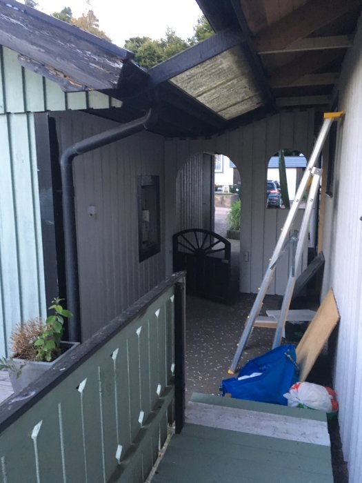 Garage med ny uppsatt och målad panel, stege synlig och blivande sågat tak.