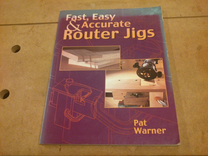 Bok "Fast, Easy & Accurate Router Jigs" av Pat Warner och träbord med hål.