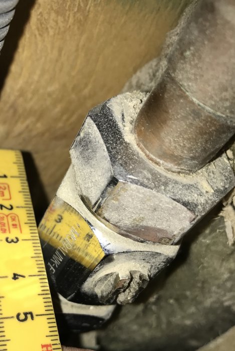 En felaktig storlek på Moralink-E ventilen bredvid ett måttband som visar 5 cm.