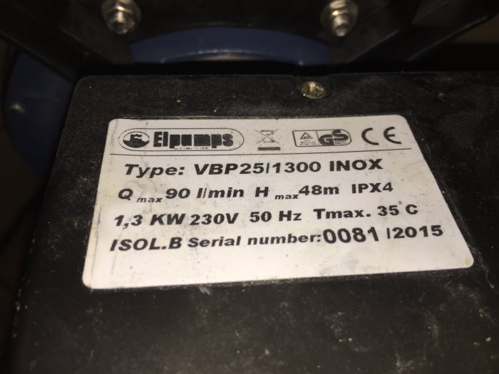 Etikett på en Elpumps inox vattenpump visar modell VBP251300, tekniska specifikationer och serienummer.