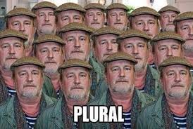 Montage av flera identiska män i hattar med texten "PLURAL