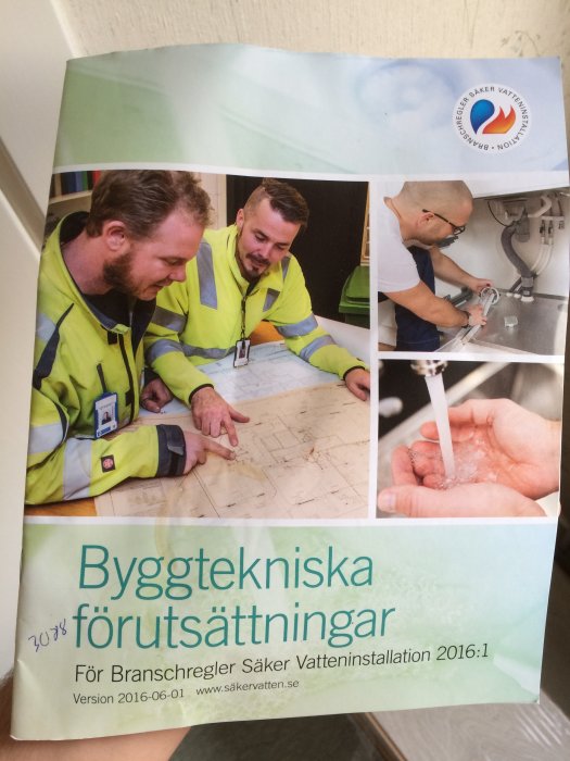 Broschyr om byggtekniska förutsättningar med arbetare som diskuterar ritningar och genomför vatteninstallation.