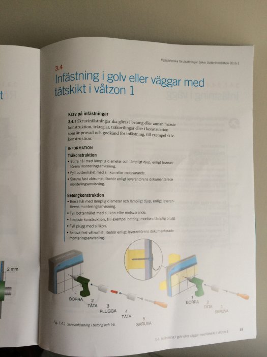 Öppen bok som visar instruktioner och diagram för infästning i betongkonstruktion och tätskikt i våtzon.