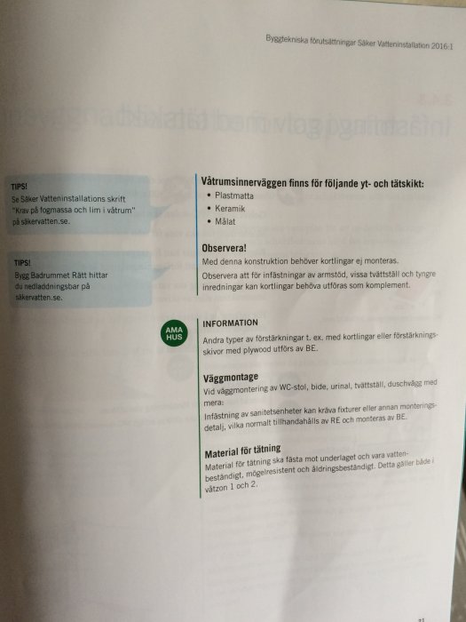 Öppen bok med text om byggtekniska förutsättningar och tips för säker vatteninstallation, otydliga delar av sidan.