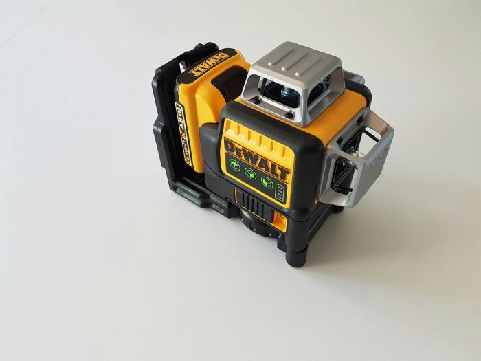 DeWalt laserinstrument med 3x360° graders linjer, verktygsbatteri och svart-gul design.