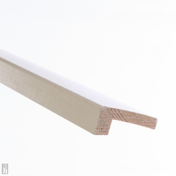 Vit målad klackfoder mot vit bakgrund, för fönsterinramning.