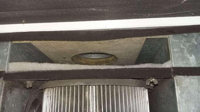 Gammal kanalfläkt i ventilationsanläggning, behöver troligen bytas ut för att minska oljud.