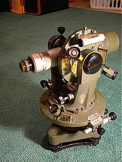 Manuellt avvägningsinstrument på ett bord, ej självnivellerande, möjligtvis äldre modell.