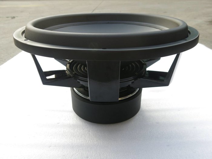 Subwoofer högtalare uppställd på en yta utomhus.