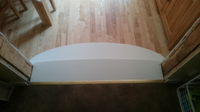 Nybyggd prototyp av en trappa i vitt, som ersätter en tidigare temporär lösning, med trägolv i bakgrunden.