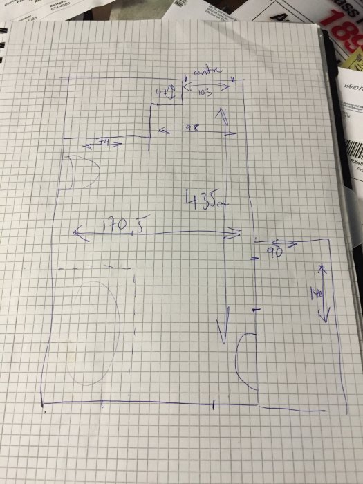 Ritad skiss av ett planerat badrumsprojekt med måttangivelser på millimeterrutat papper.