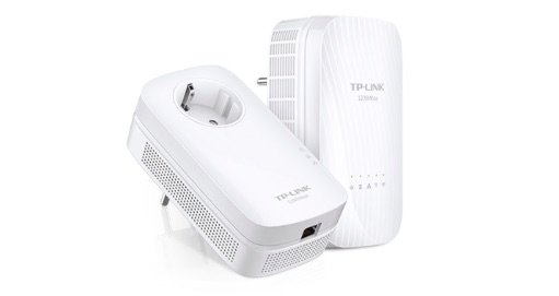 Ett TP-Link AV1200 Gigabit Powerline ac Wi-Fi Kit, med en adapter för eluttag och en för nätverksförlängning.