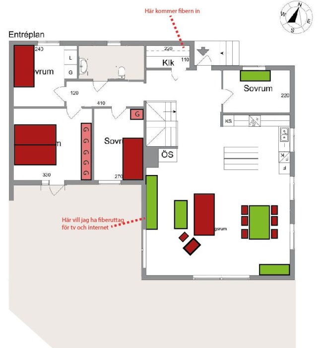 Översiktlig planritning av ett hus med markerade punkter för fiberns inträde och planerade uttag för TV och internet.