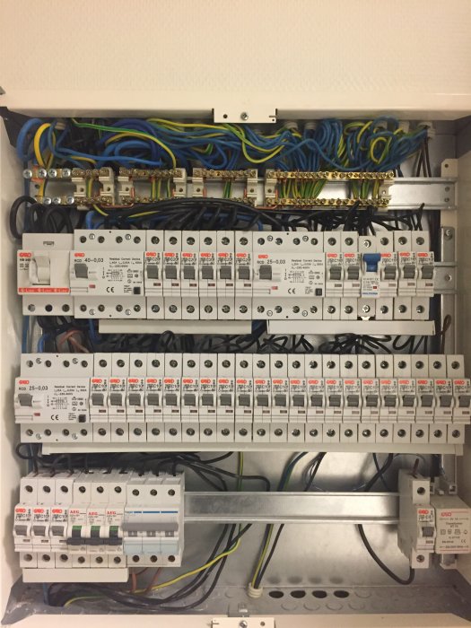Elcentral med säkringar och jordfelsbrytare, övre vänstra JFB löser ut, samt tre 3-fas säkringar märkta AEG.
