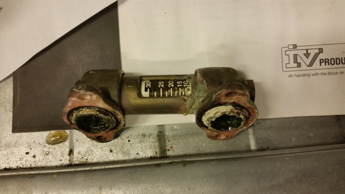 Korrosionsangripet rördel med termometer, använd för anslutning till ackumulatortank.