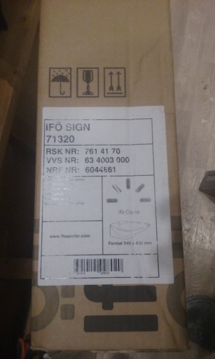 IFÖ Sign porslinsvask i kartong med artikelnummer och dimensioner synliga.