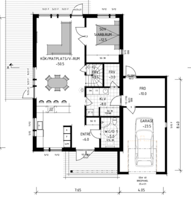 Arkitektritning av ett hus med angränsande garage, kökslayout och sovrum på övervåningen.