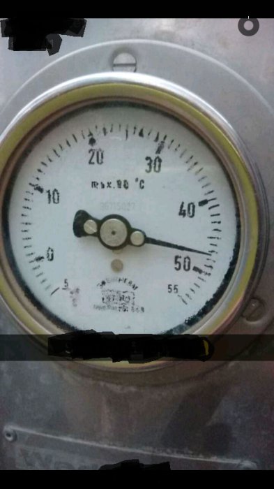 Termometer på rostfri tank visar nästan 50 grader Celsius, del av hemmagjord badtunna.