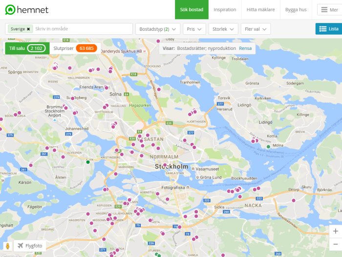 Karta över Stockholm med markeringar för tillgängliga bostäder till salu och slutpriser.