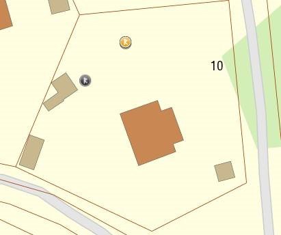 Karta över tomt med utmärkt husplacering och två närliggande fornlämningar markerade på en 1200 kvm stor tomt.