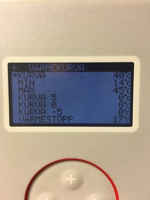 LCD-panel av värmepump som visar värmekurvemeny med inställningar för minsta och maximala temperaturer.