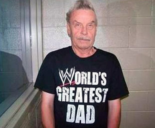 Man med en T-shirt där det står "WORLD'S GREATEST DAD" och en WWE logo.