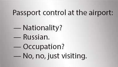 Dialog med skämt om passkontroll där "Nationality?" besvaras med "Russian" och "Occupation?" missförstås som militär ockupation.