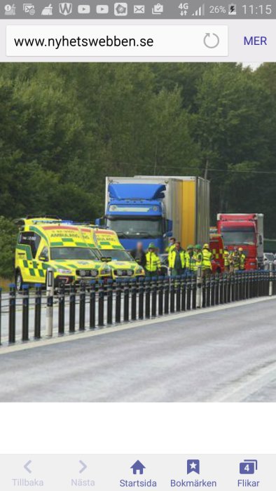 Trafikolycka med ambulans och brandbil på vägen, nödtjänster och långtradare syns.