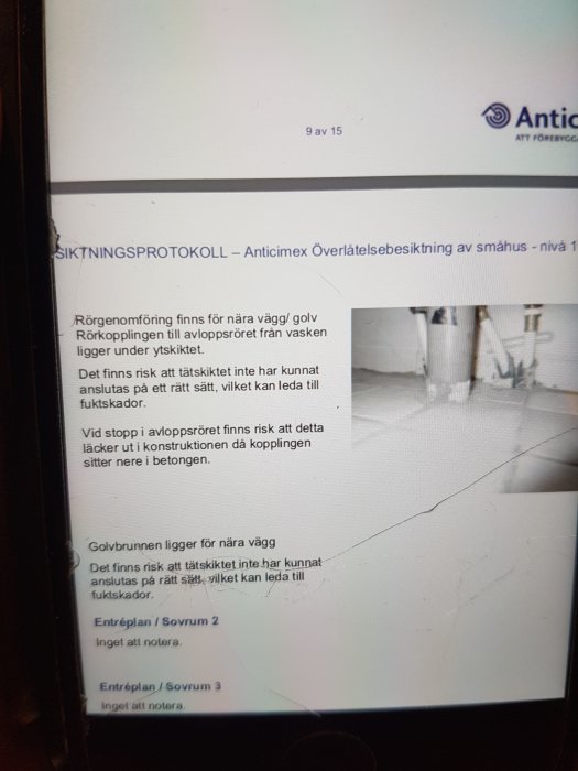 Bild på Anticimex riskbedömningsrapport på skärm med spricka och text om fuktproblem i byggnad.