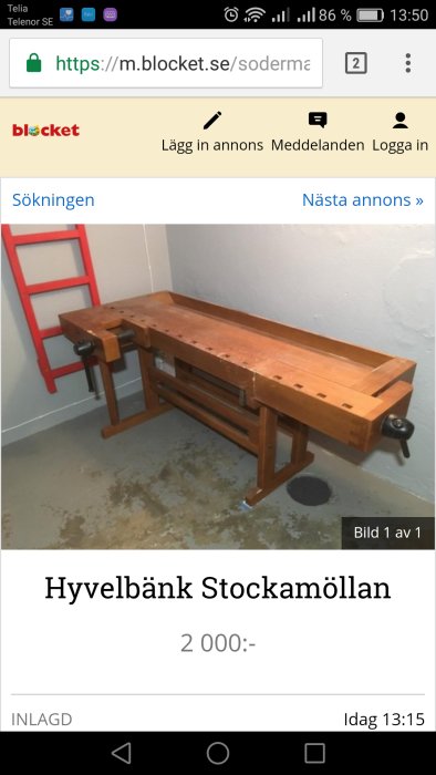 Välunderhållen hyvelbänk av trä till försäljning bredvid en röd stege, pris markerat till 2000 SEK.