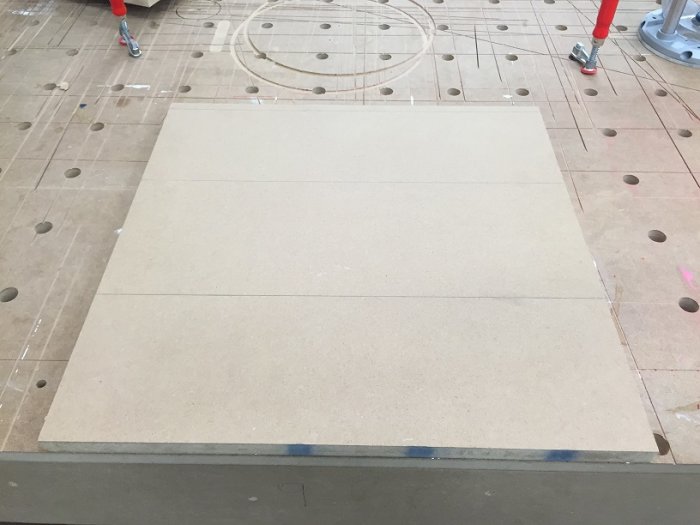 MDF-skiva med fräst fingergrepp, slipad och grundmålad, redo för montering.