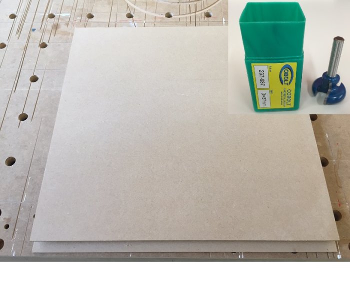 MDF-front före behandling med slipade kanter och ett grönt måttband samt blått verktyg i hörnet.