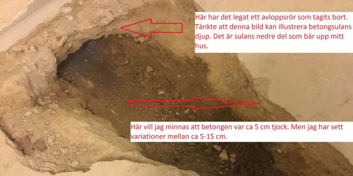 Bild på ett upptaget golv visande betongsulans nedre del och rester av betong, med anmärkningar om tidigare avloppsrör och betongens tjocklek.