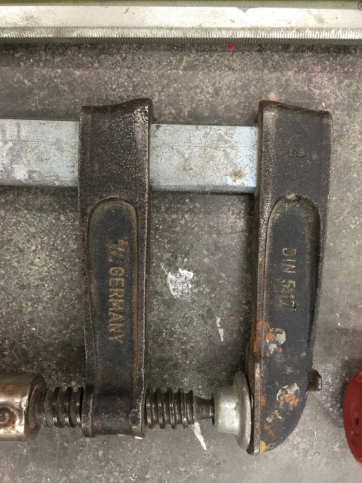 Två gamla Bessey tvingar med rost och smuts, texten "BESSEY" och "GERMANY" synlig.