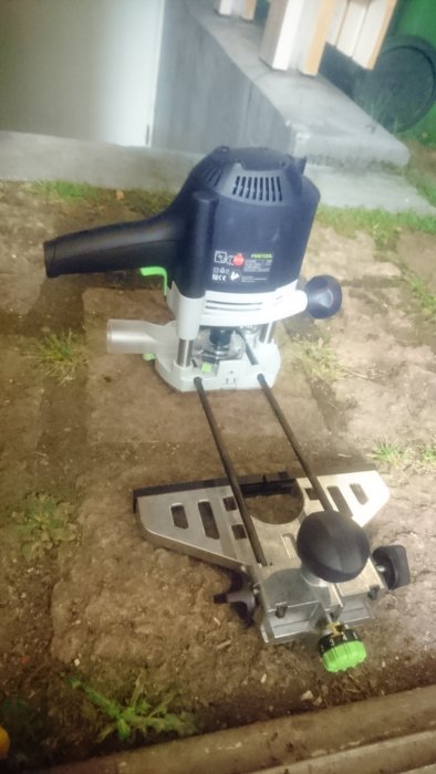 Festool OF 1400-fräs som ligger på marken med synliga tecken på överhettning och användning.