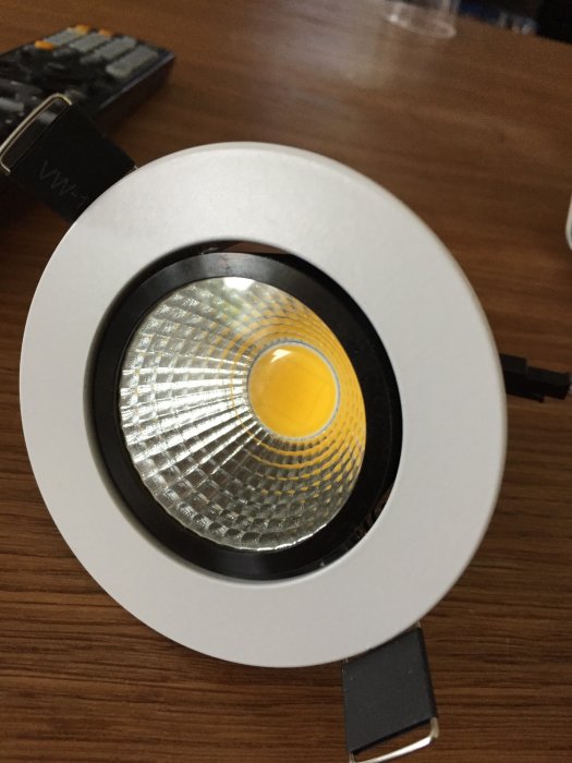 LED-spotlight avsedd för 110v på bord, inköpt från Kina, felaktig för 220v användning.