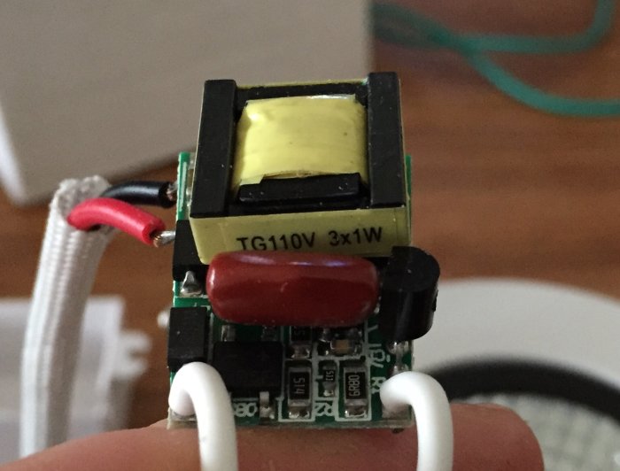 LED-drivkrets med transformer och kondensatorer, elkablar anslutna, på närbild.