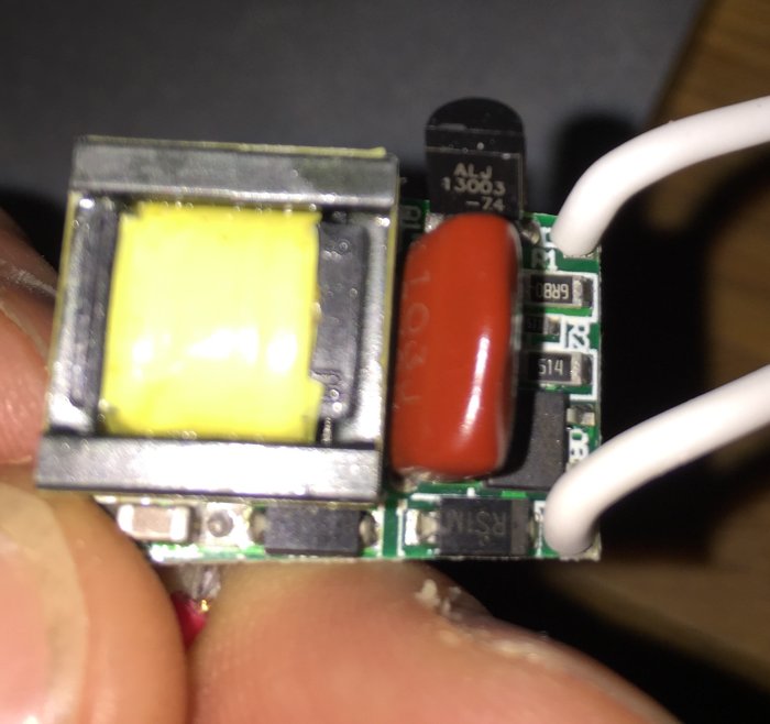 En närbild på en LED-diod på ett kretskort med synliga komponenter och kablar.