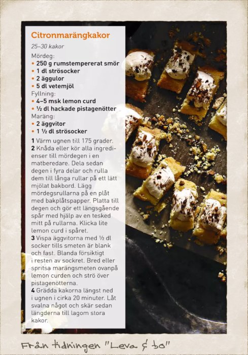 Citronmarängkakor på bakplåt med recept, ingredienser som smör och lemon curd, samt pistagenötter.