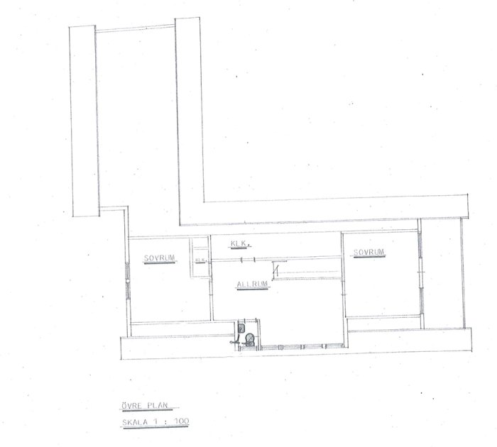 Handritad skiss av en övervånings planlösning med noteringar för sovrum, allrum och klädkammare.