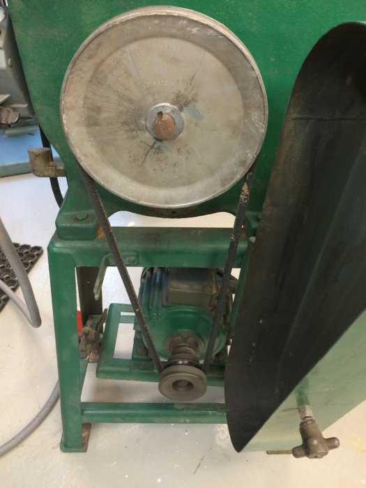 Gammal Delta bandsåg med 350 mm hjul och grön gjutjärnsstomme, gummit och styrningarna behöver byte.